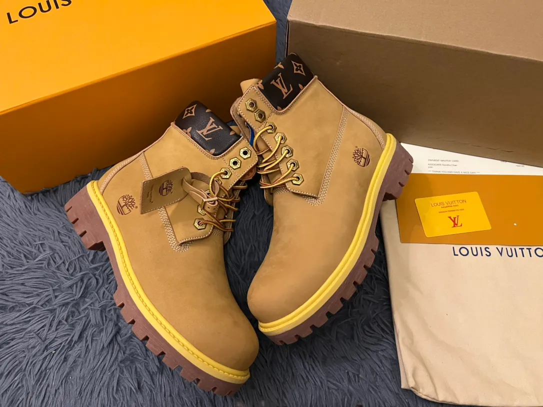 👟👟Ex-factory price 680👟👟 Men's size +10 LV x Timberland Louis Vuitton "Luxury Western" has been initially constructed, and the last link is the "shoes" that can make the style complete and communicative, so the "Shoe King of the Year" came into being. A major collaboration of the season, in a short video of only a few seconds, Fei Dong lifted the legs of his jeans to reveal a pair of classic Timberland rhubarb boots with the LV logo printed on the tongue. He then folded the tongue to reveal the Monogram logo printed on the inside. Size: 35-46